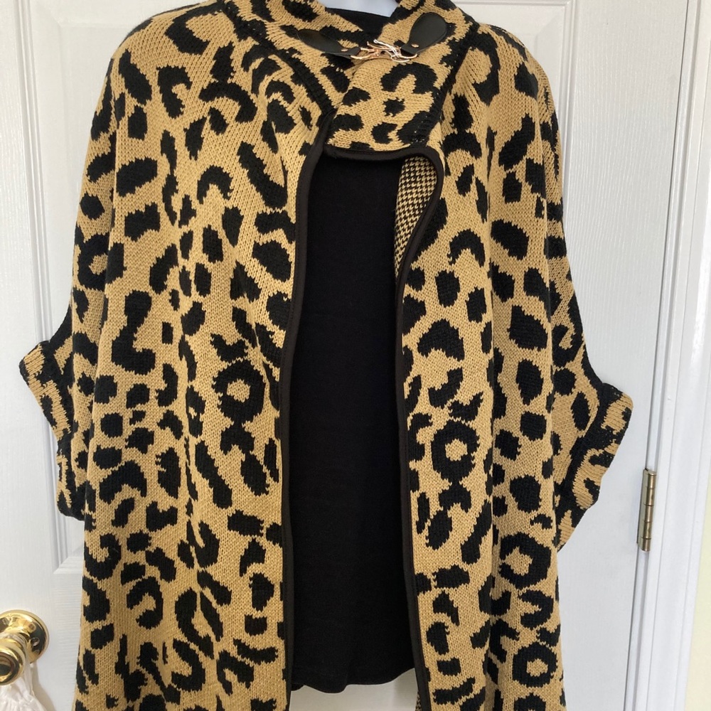 Cape with clasp closure
